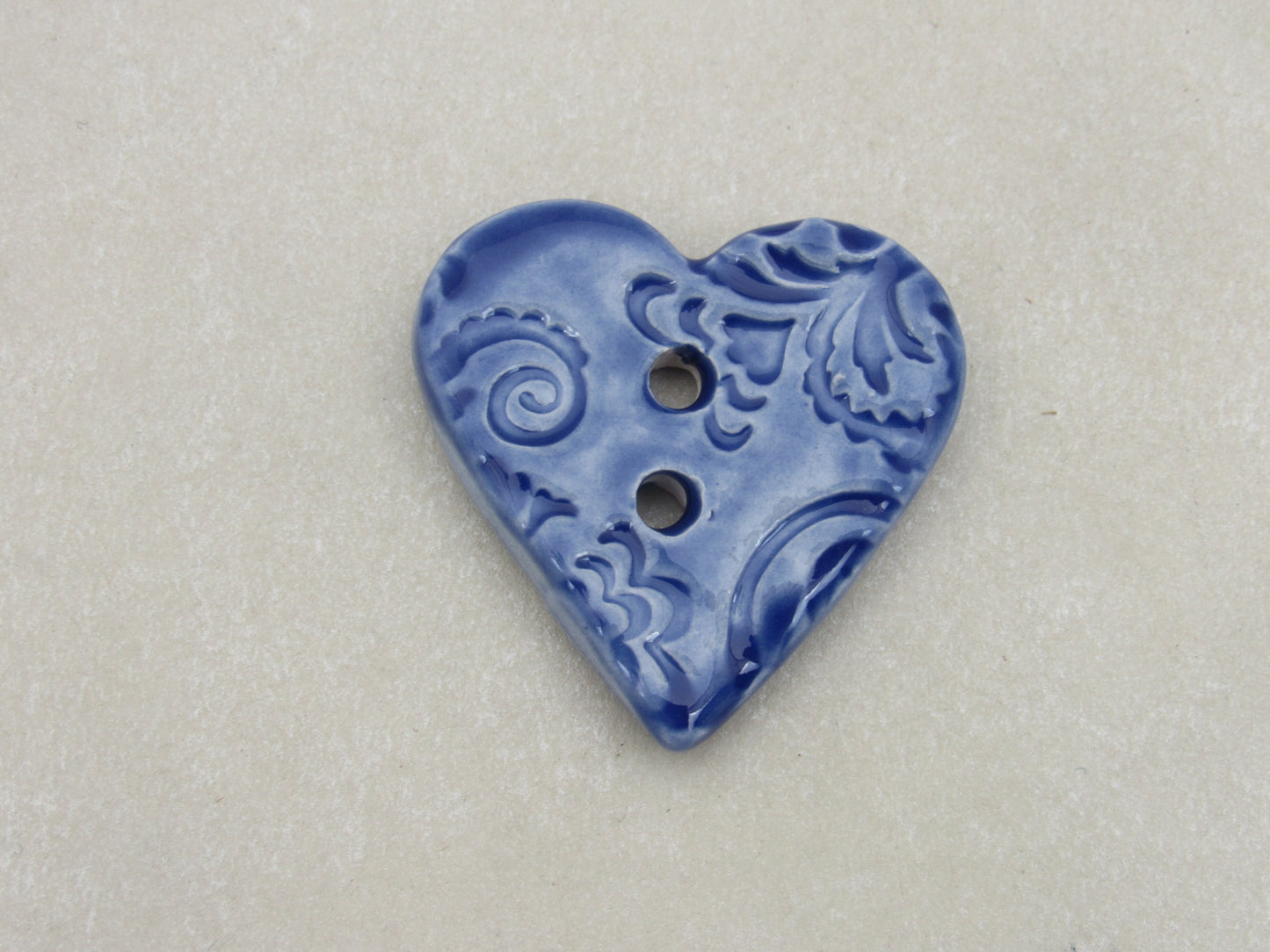 Wholesale Single Medium Brocade Texture Heart Shaped Ceramic Button