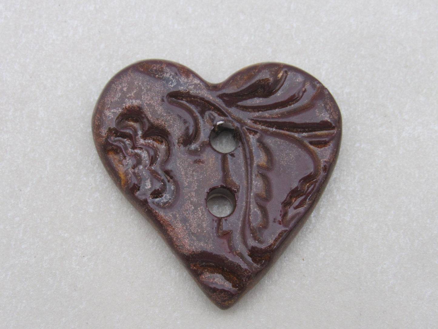 Wholesale Single Medium Brocade Texture Heart Shaped Ceramic Button