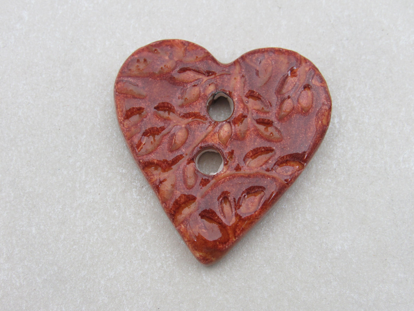 Wholesale Single Medium Sprig Texture Heart Shaped Ceramic Button