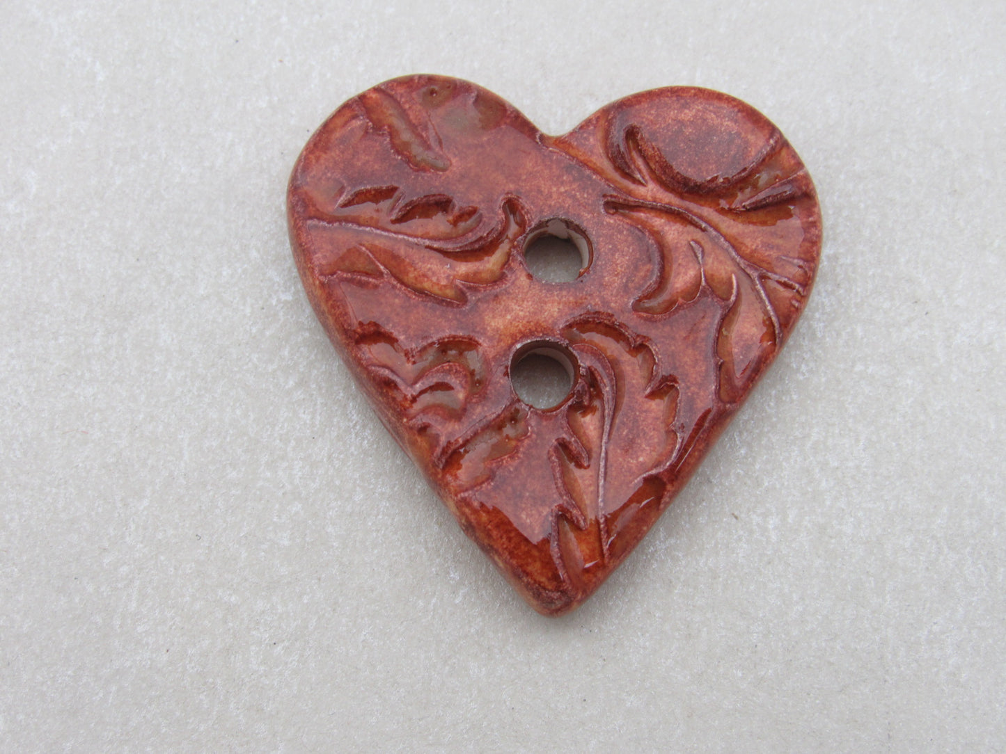 Wholesale Single Medium Brocade Texture Heart Shaped Ceramic Button