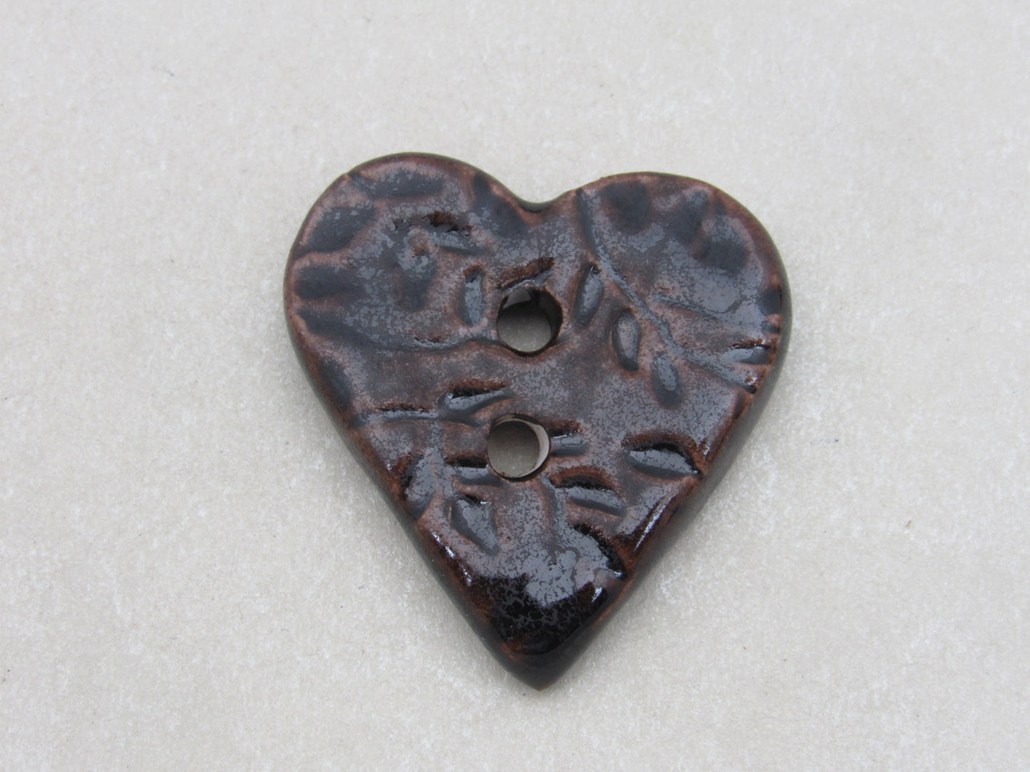 Wholesale Single Medium Sprig Texture Heart Shaped Ceramic Button