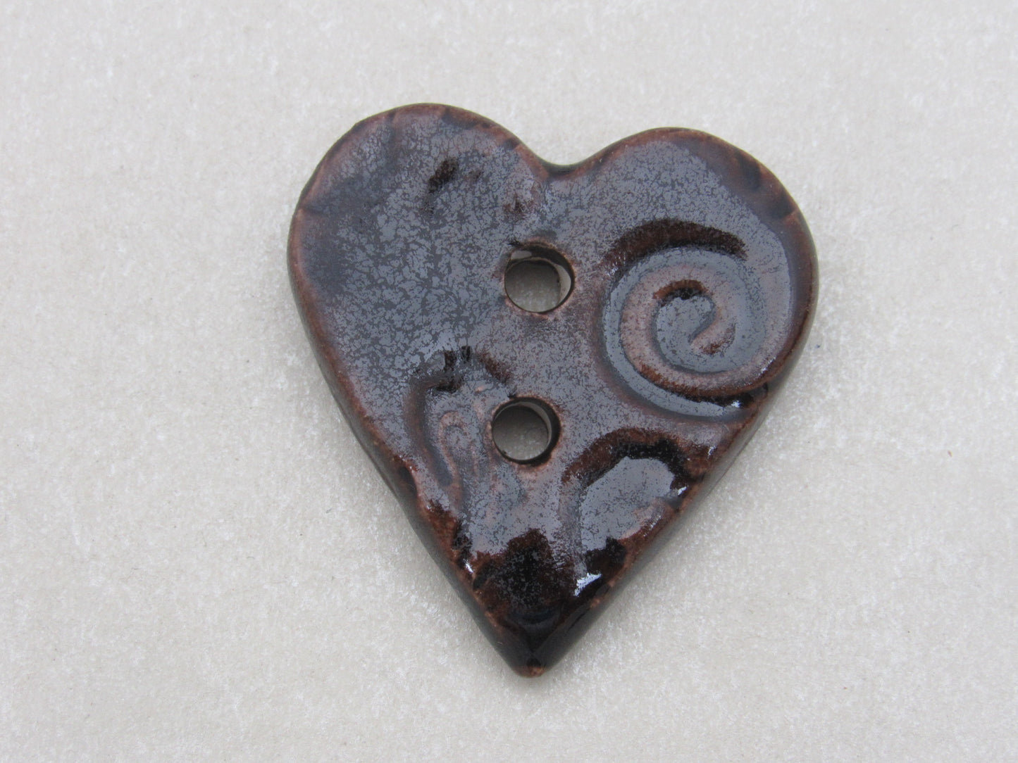 Wholesale Single Medium Brocade Texture Heart Shaped Ceramic Button