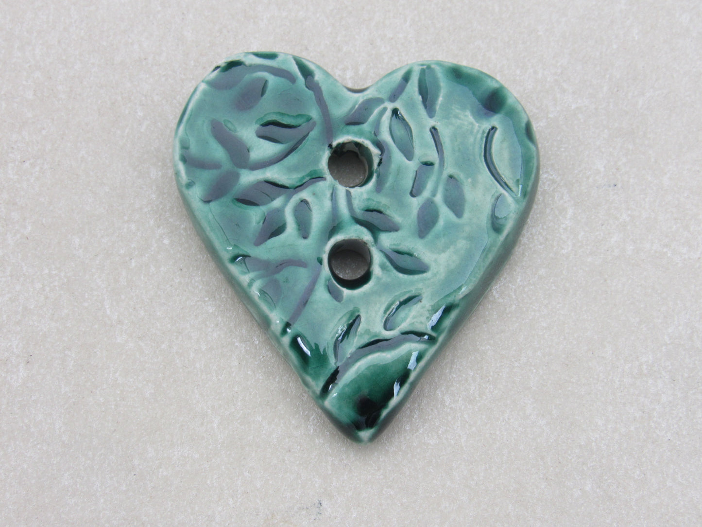 Wholesale Single Medium Sprig Texture Heart Shaped Ceramic Button
