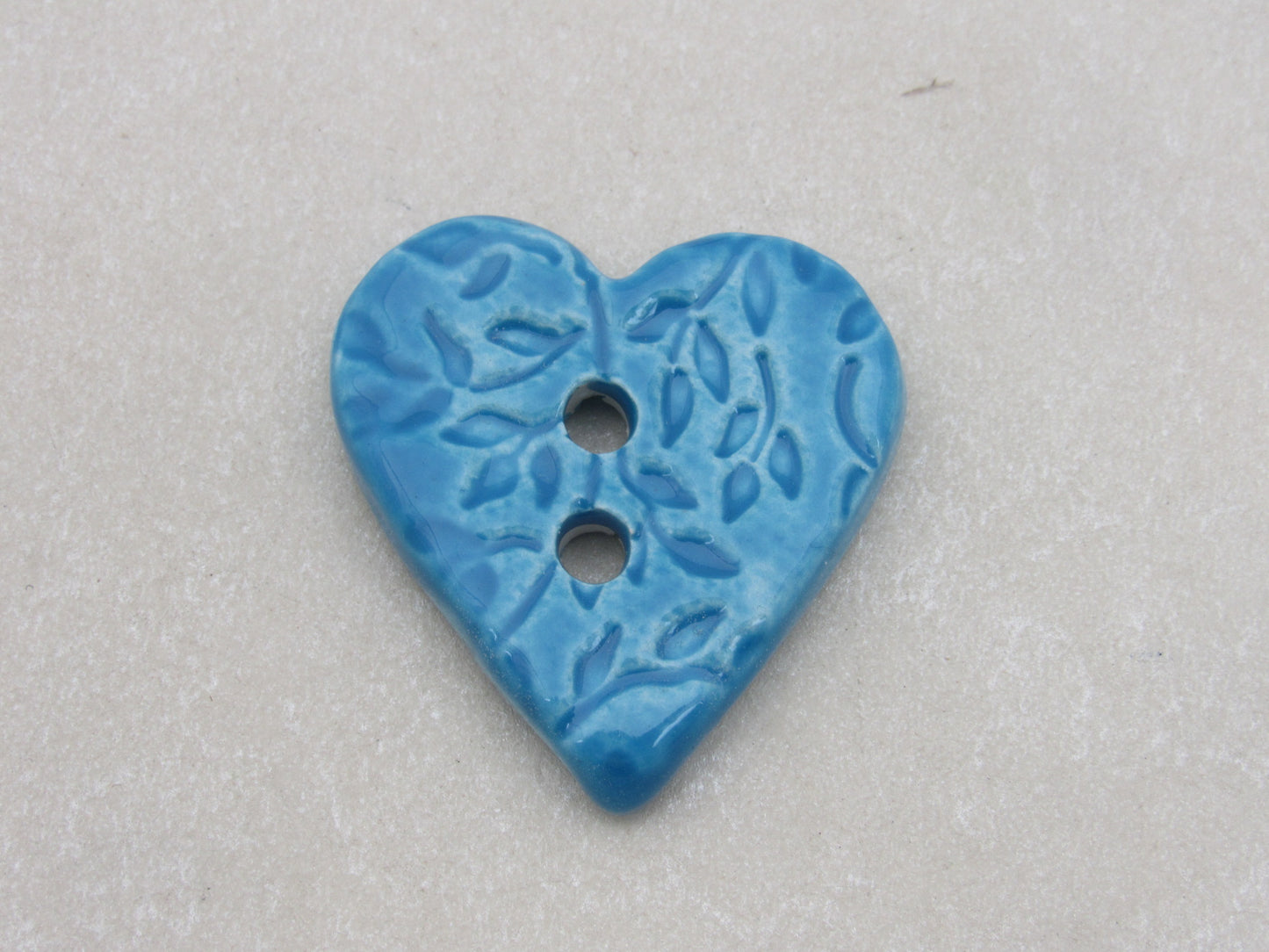 Wholesale Single Medium Sprig Texture Heart Shaped Ceramic Button