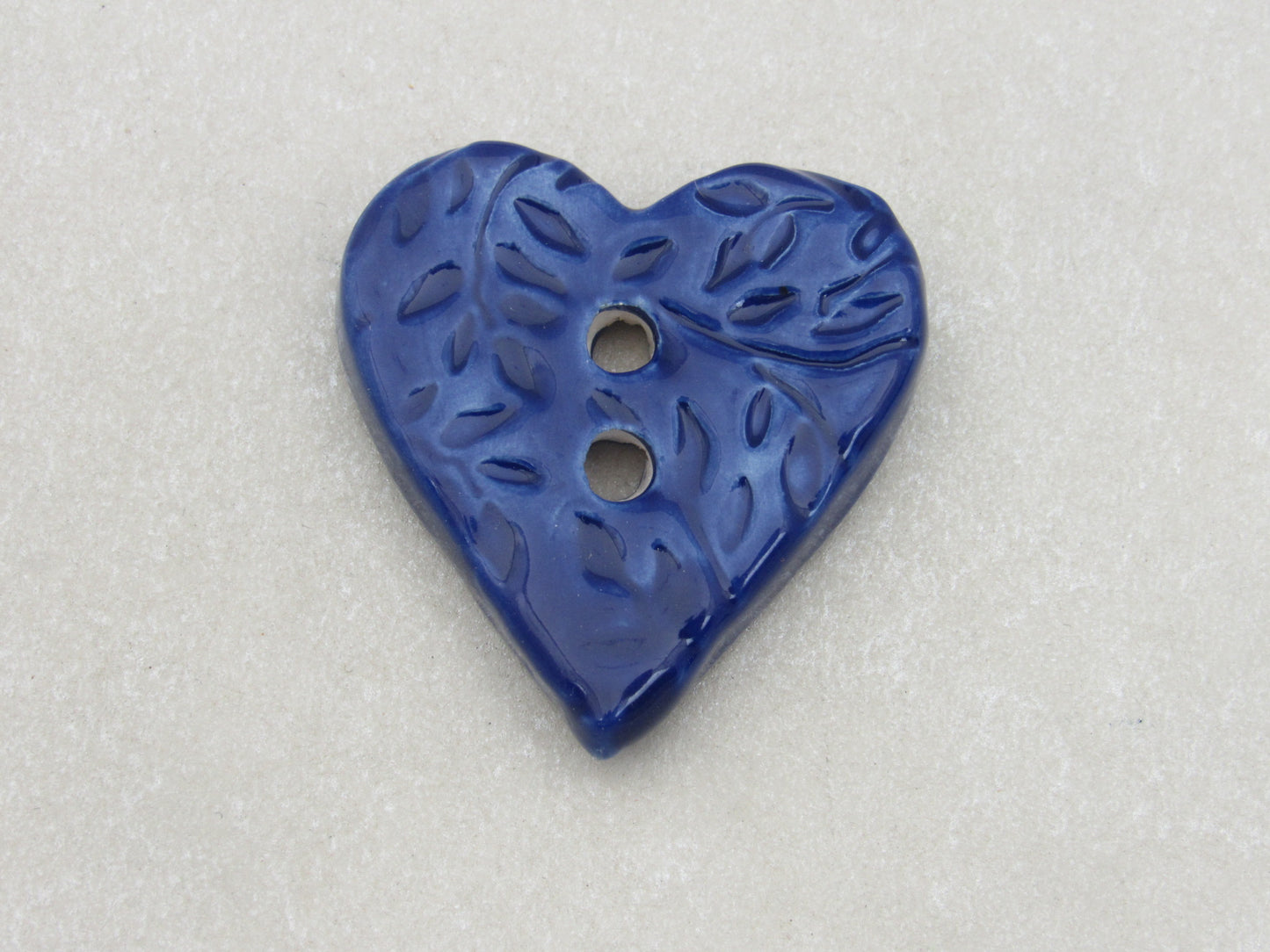 Wholesale Single Medium Sprig Texture Heart Shaped Ceramic Button