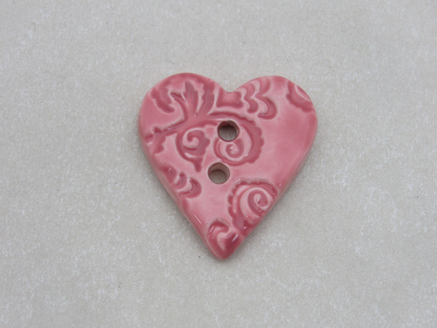 Wholesale Single Medium Brocade Texture Heart Shaped Ceramic Button