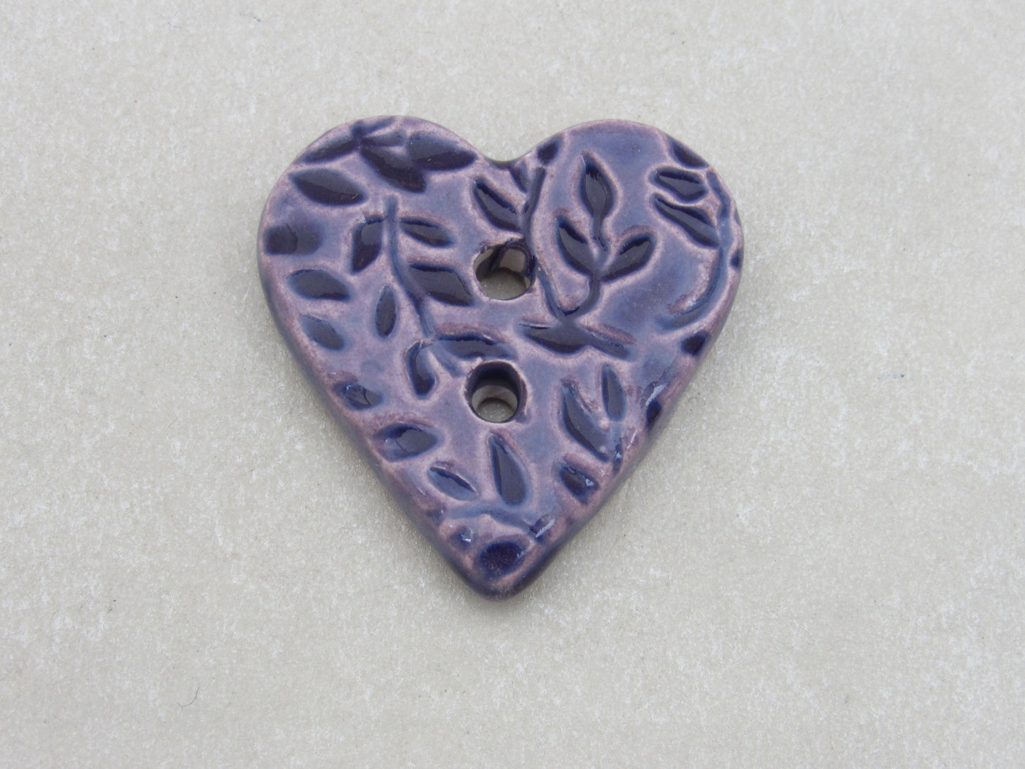 Wholesale Single Medium Sprig Texture Heart Shaped Ceramic Button