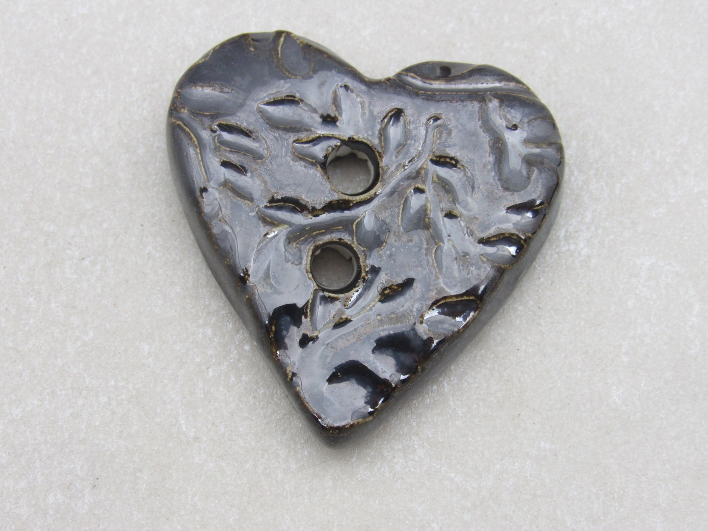 Wholesale Single Medium Sprig Texture Heart Shaped Ceramic Button