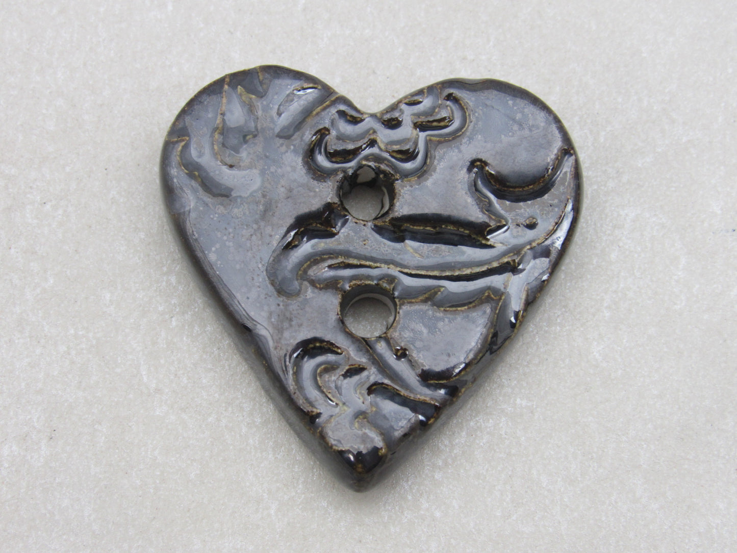 Wholesale Single Medium Brocade Texture Heart Shaped Ceramic Button